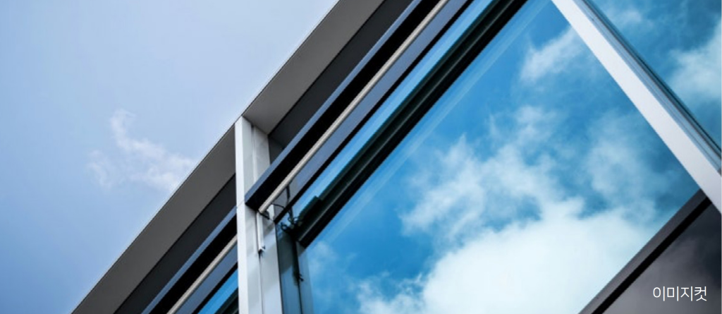 전 세대 전면 유리난간 적용